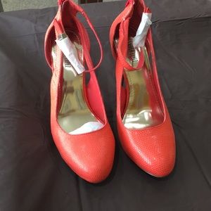 Jennifer Lopez Orange pumps